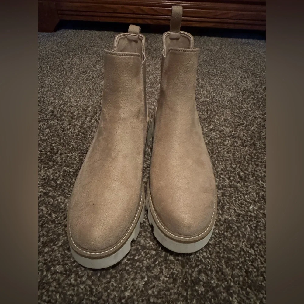 Chinese Laundry Women's Suede Chelsea Lug Sole Ankle Pull On Boots Beige Size 9